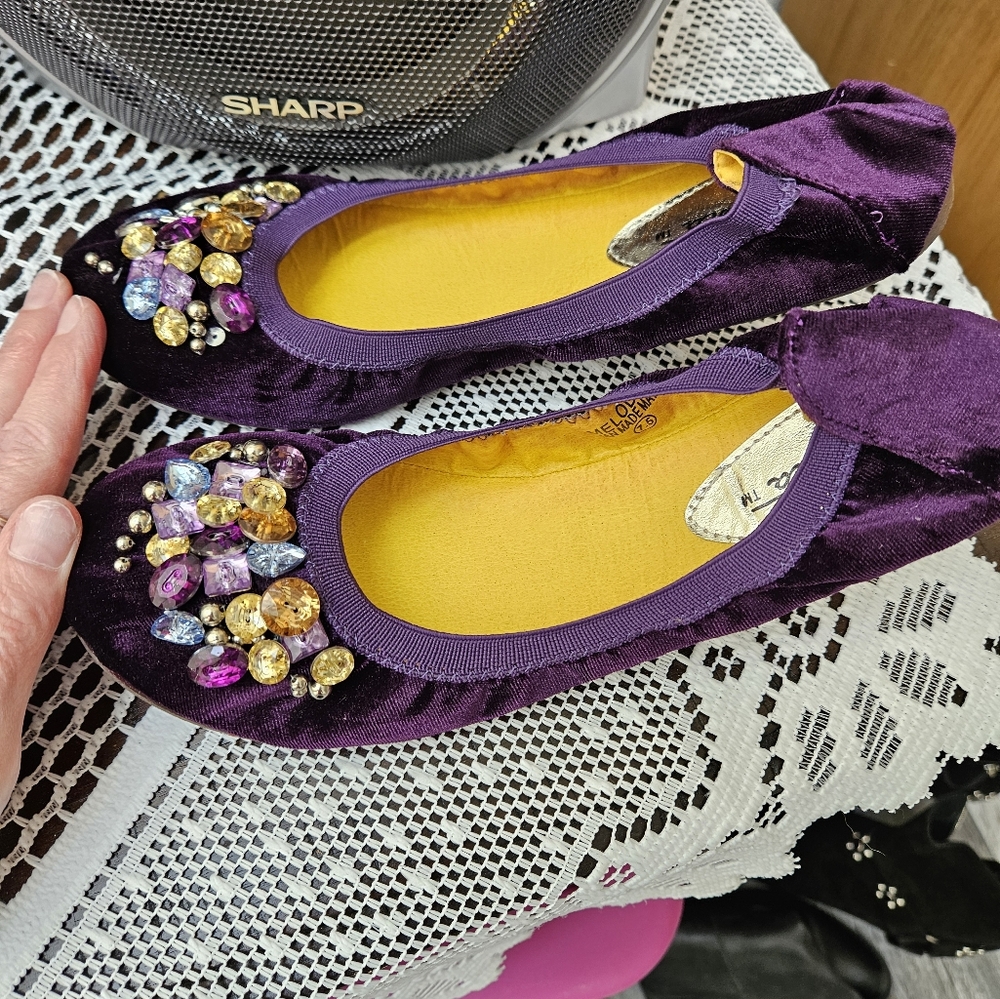 GUC Sz.7.5 Modesta Plum Colored Velvet Beaded Ballet Flats.Beautiful!